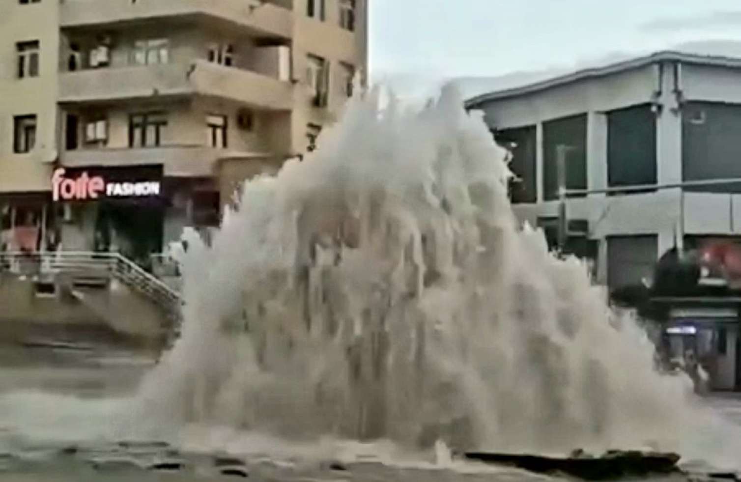 Bakıda mərkəzi su borusu partladı - Ətrafı su basdı, tıxac yarandı - VİDEO 