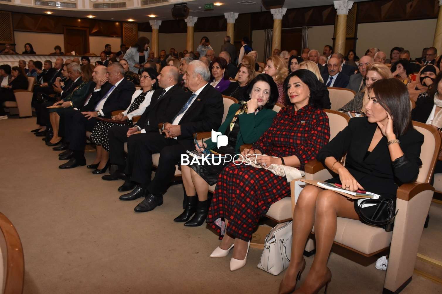 Bəzək-düzəkli xanımlar, mürgüləyən kişilər... - 203 min manatlıq qurultaydan REPORTAJ 