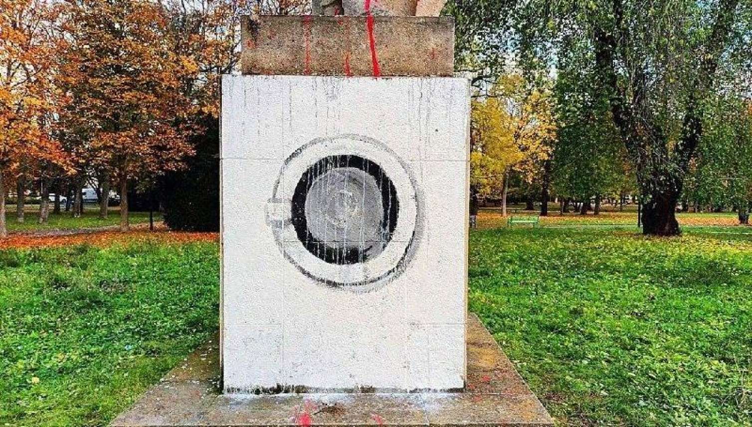 Sovet əsgərinin abidəsi paltaryuyana necə çevrildi? - FOTO 