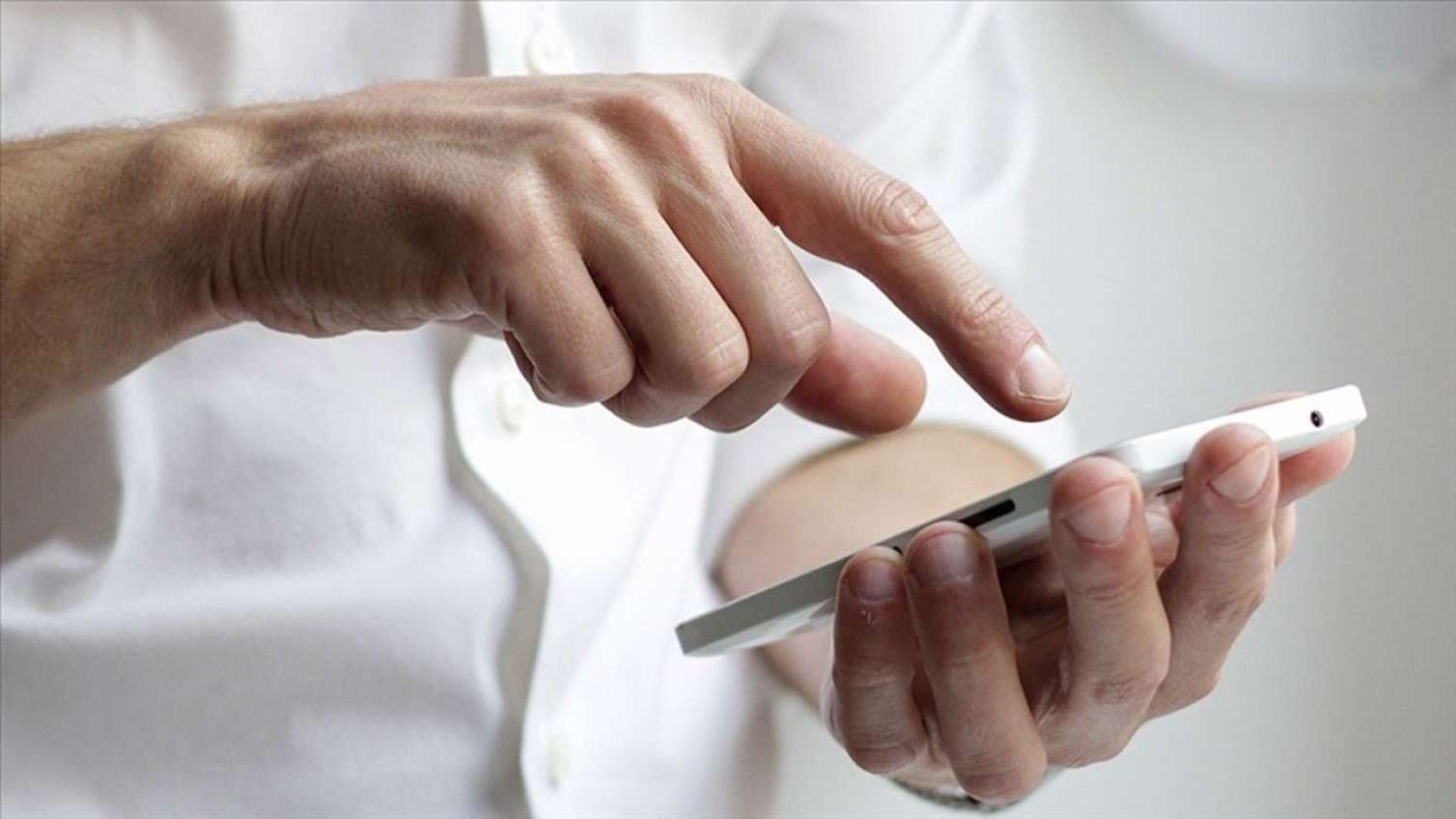 Azərbaycanda mobil telefonlar güdülür? - Həbs olunan var 