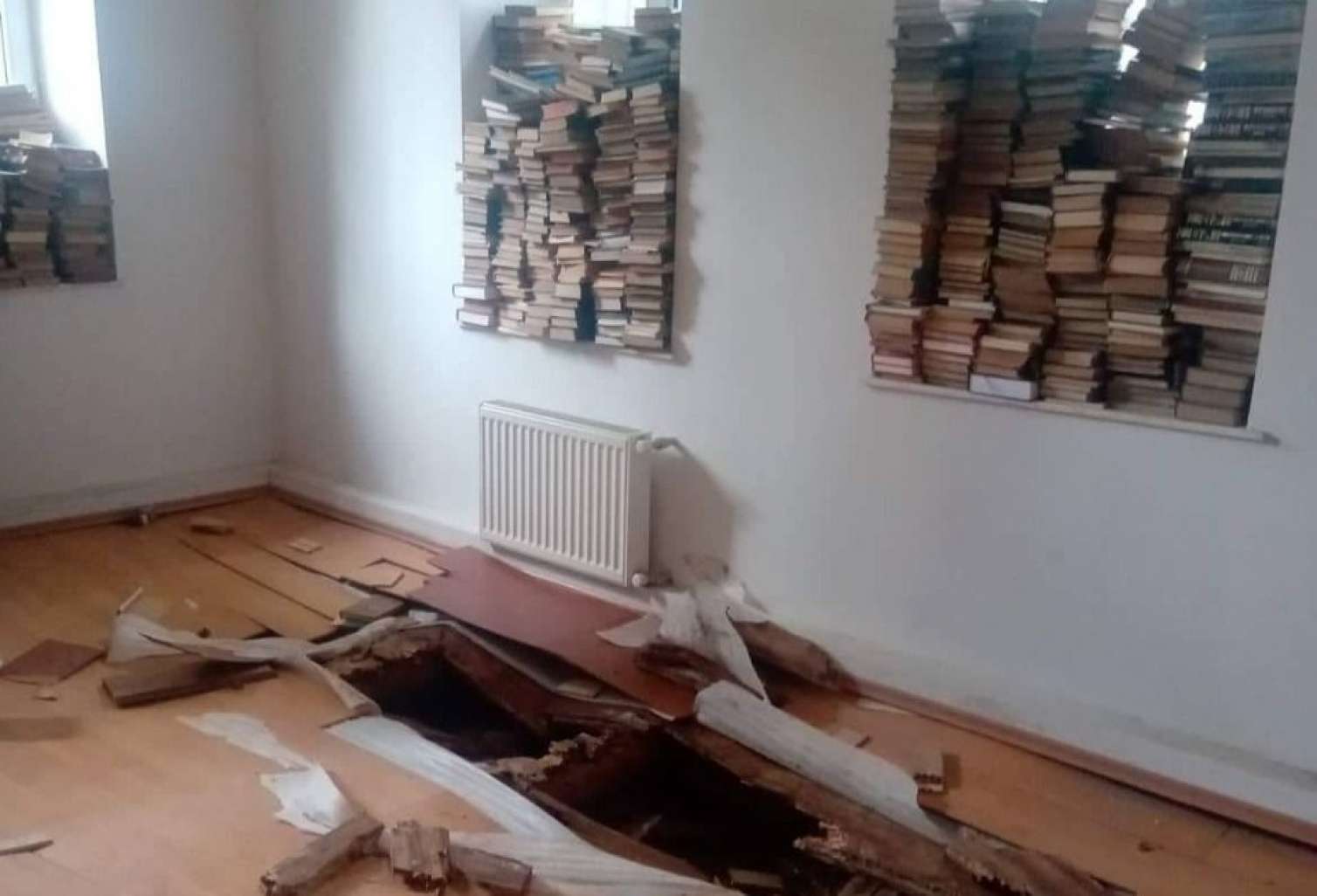 95 yaşlı Buzovna kitabxanası acınacaqlı vəziyyətdə - FOTO 