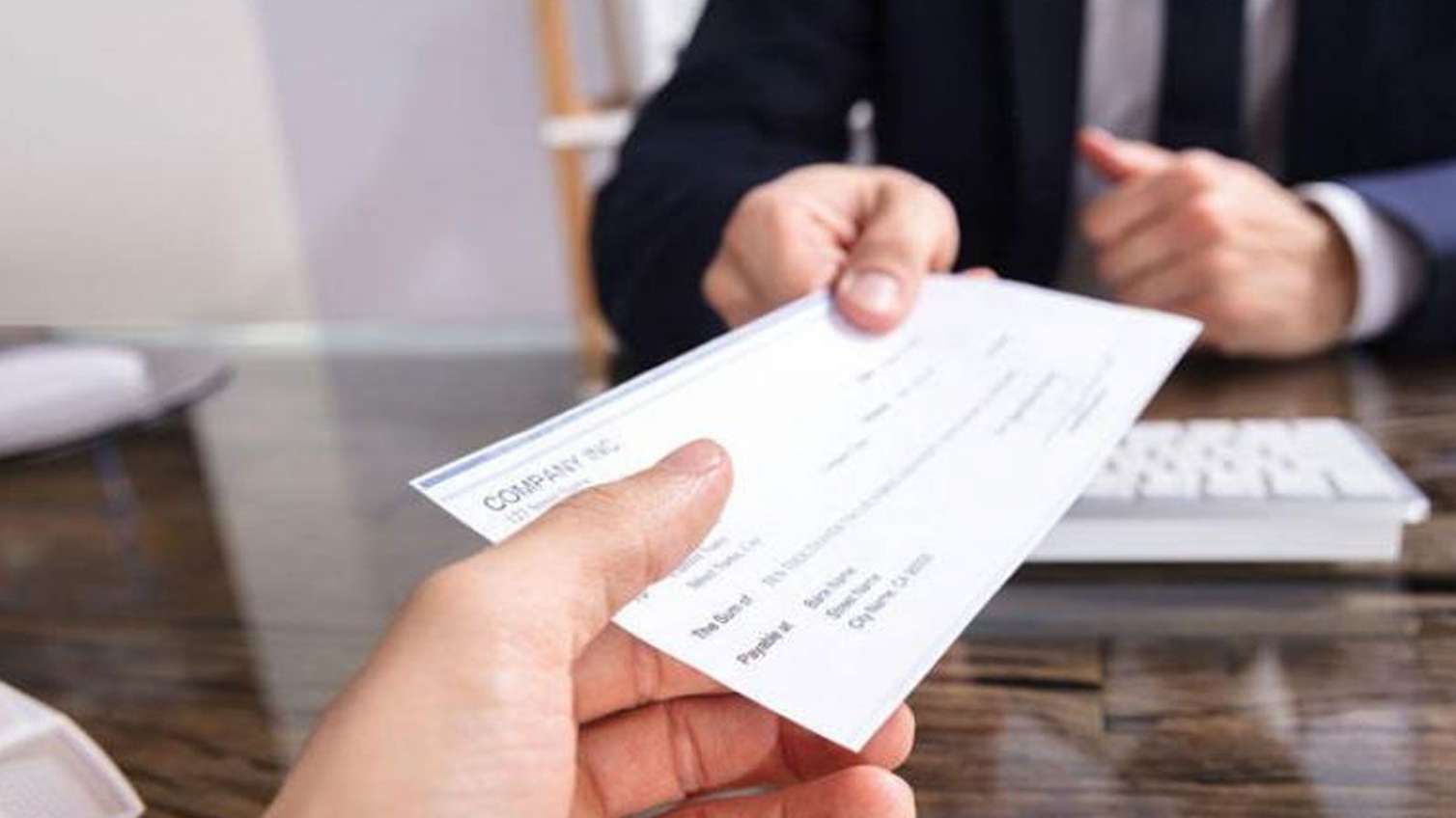 Anasını ziyarətə getdi - 4,6 milyon dollarlıq çek tapdı 