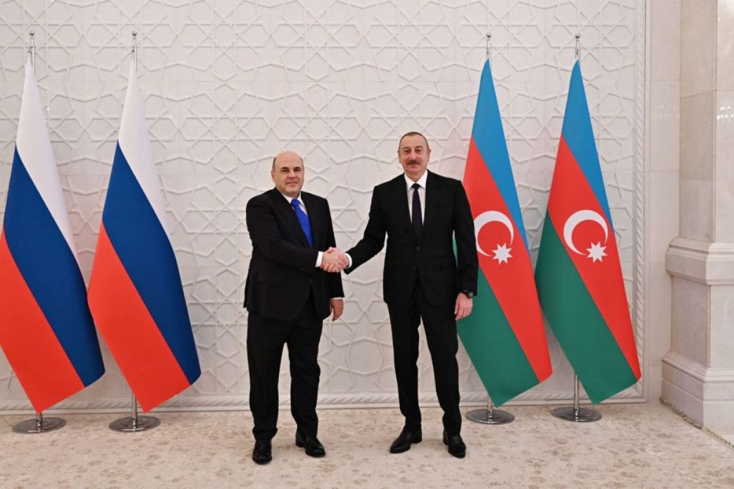 Əliyev Mişustinlə təkbətək görüşdü 