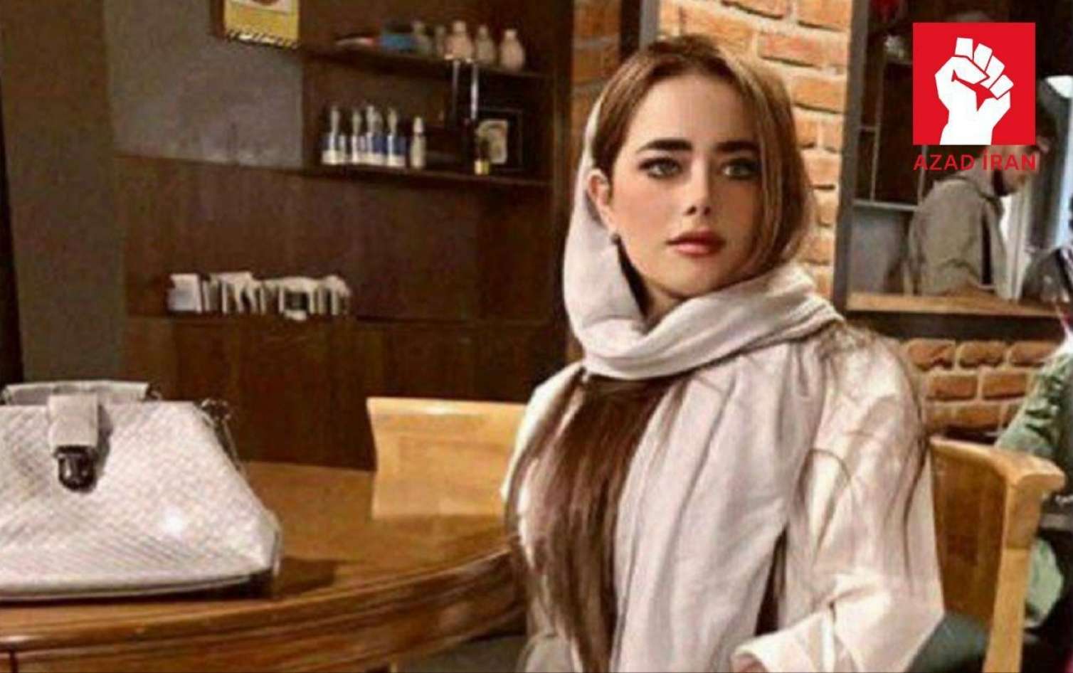  İran polisinin binadan atıb öldürdüyü təbrizli qız dəfn olunur - VİDEO 
