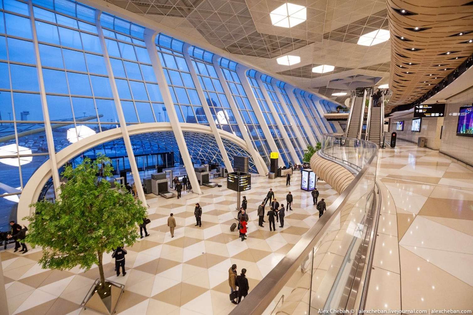 Bakı aeroportunda tapançalı şəxs 