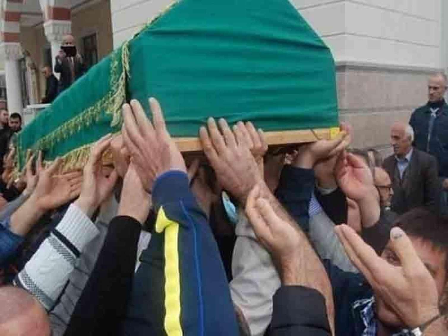 Universitet müəllimi oğlunun qəbri üstündə vəfat etdi - FOTO 