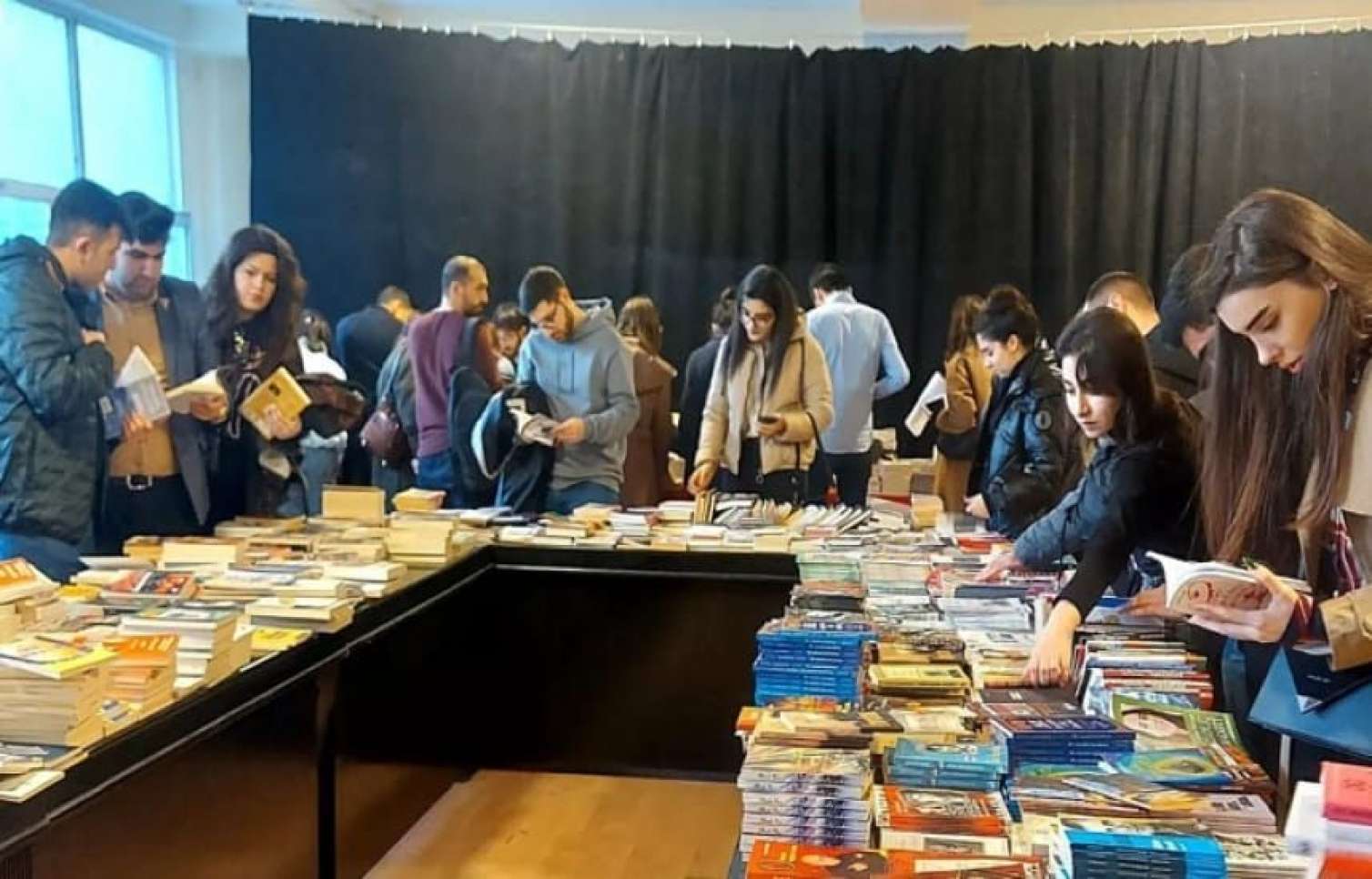 "Qanun"da möhtəşəm “Yeni İl” sərgisi: 1-2 manata kitablar... 