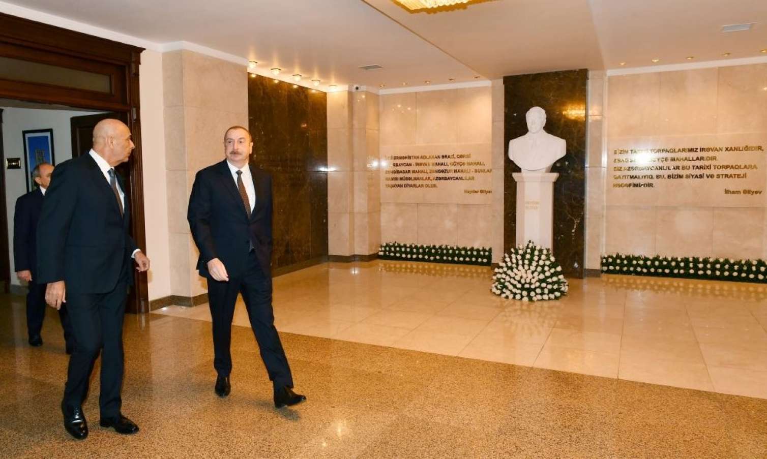 Prezident Qərbi Azərbaycan İcmasının binasında yaradılan şəraitlə tanış oldu 
