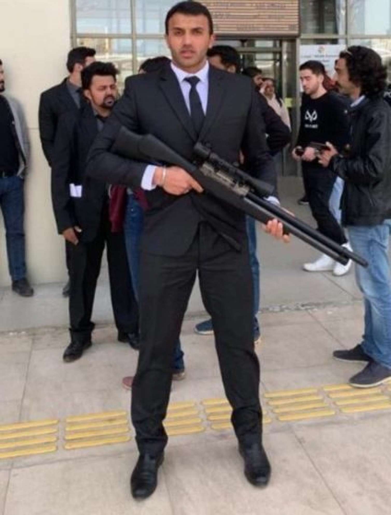 Özünü binadan lüt atan şəxs kimdir? -  Yenilənib-FOTO