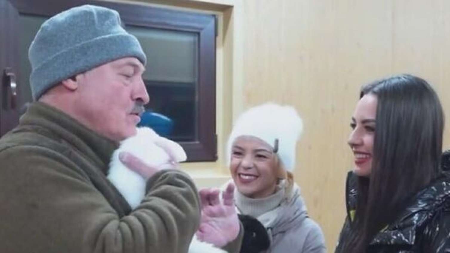 Lukaşenko jurnalistlərə dovşan hədiyyə etdi 