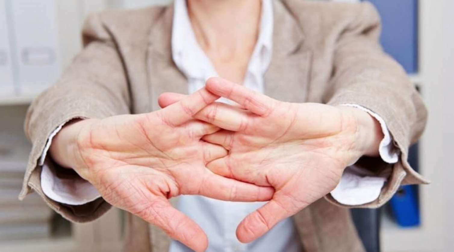 Barmaqları şaqqıldatmaq təhlükəlidirmi? 