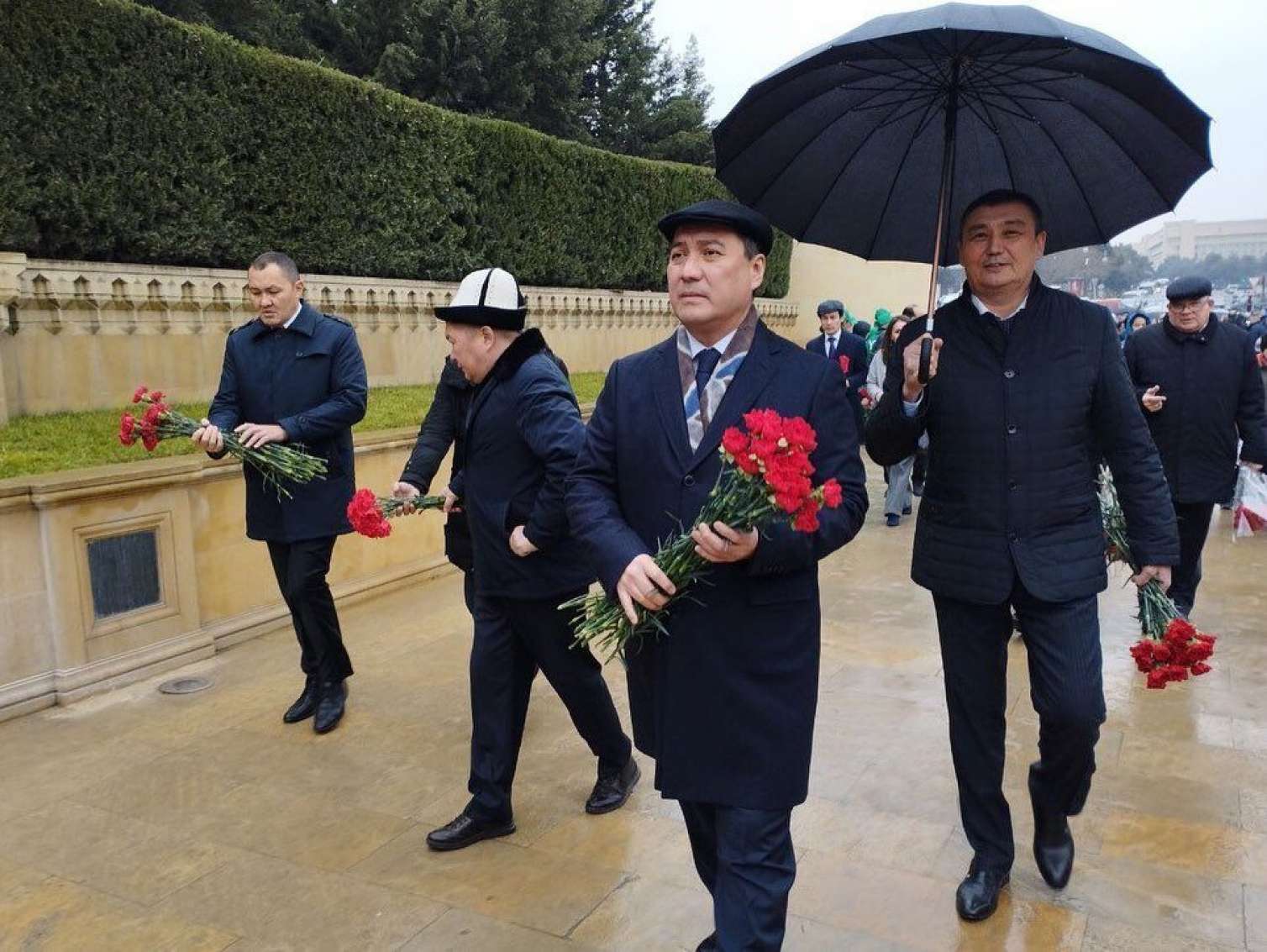 Qazaxıstan səfiri Şəhidlər Xiyabanını ziyarət etdi -  FOTO