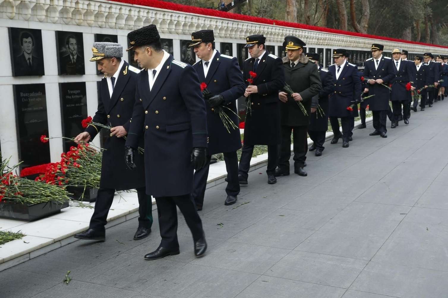 Baş Prokurorluğun kollektivi Şəhidlər xiyabanında -  FOTOLAR