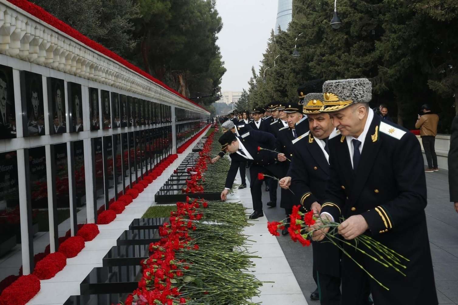 Baş Prokurorluğun kollektivi Şəhidlər xiyabanında -  FOTOLAR