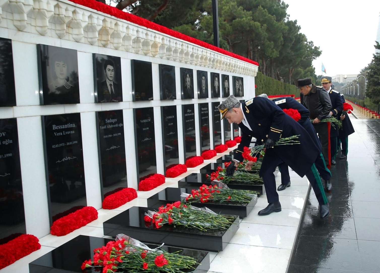 Baş Prokurorluğun kollektivi Şəhidlər xiyabanında -  FOTOLAR