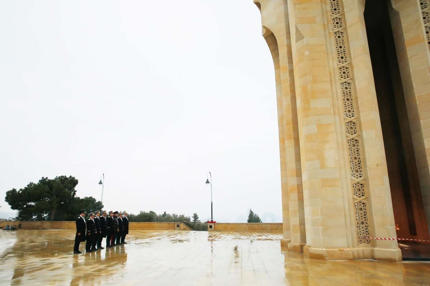 Baş Prokurorluğun kollektivi Şəhidlər xiyabanında -  FOTOLAR