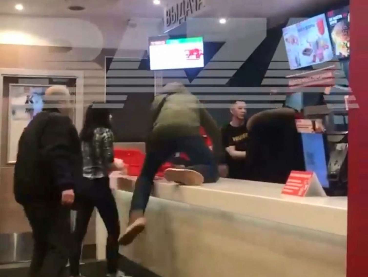 KFC-də sifariş gec gəldiyinə görə kassiri döydülər - VİDEO 