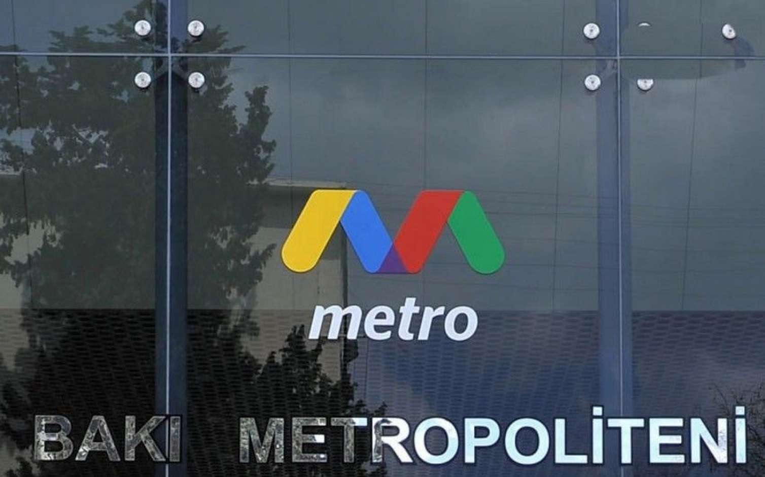 Metroda tüstülənmə  – Qısaqapanma ola bilər 