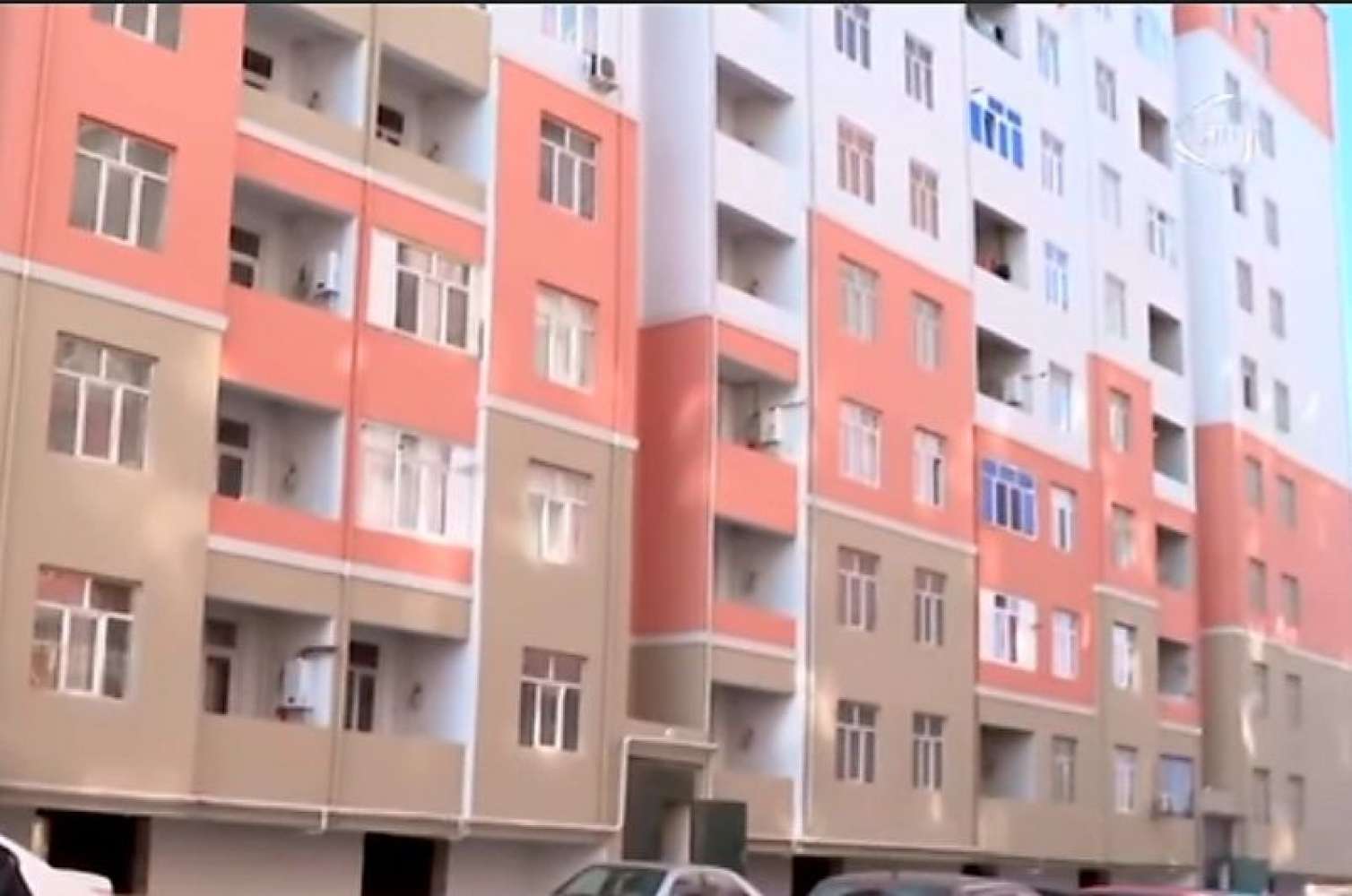 Yaşayış kompleksinin liftsiz mərtəbələri: problem niyə həll olunmur? 