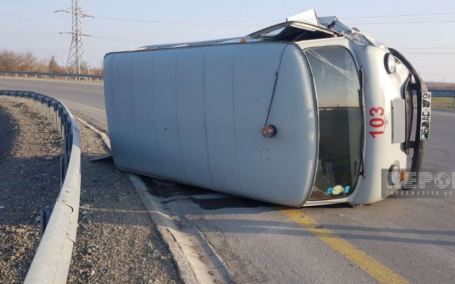 Təcili tibbi yardım maşını aşdı - Xəsarət alanlar var 