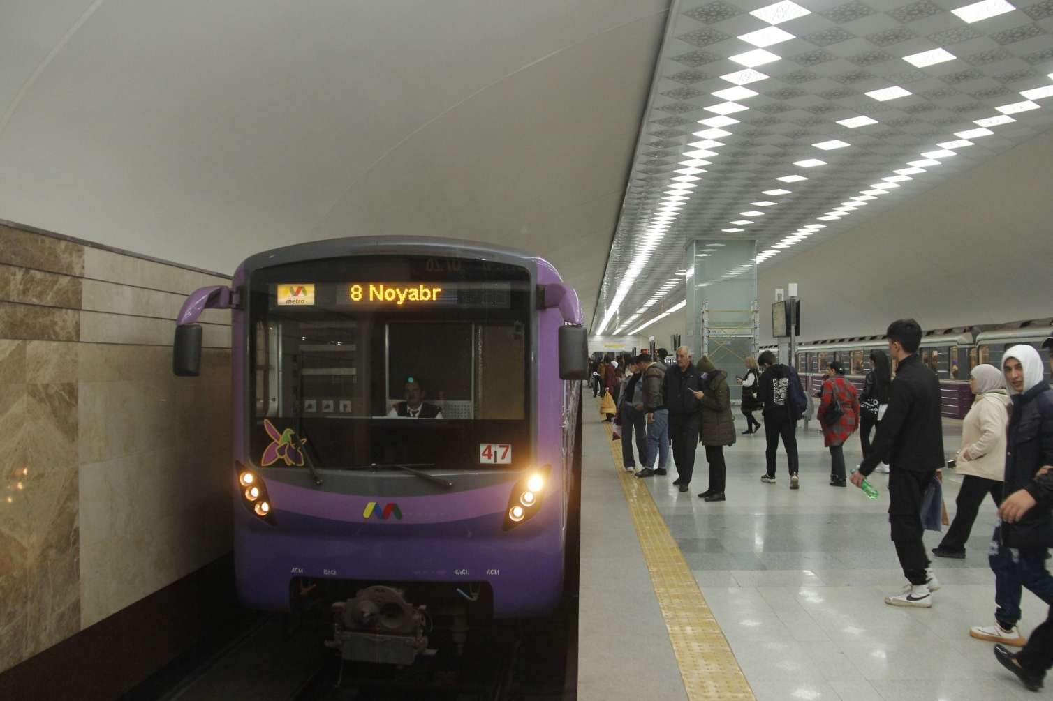 Metronda gərgin anlar - Sərnişin qatar yoluna düşdü 
