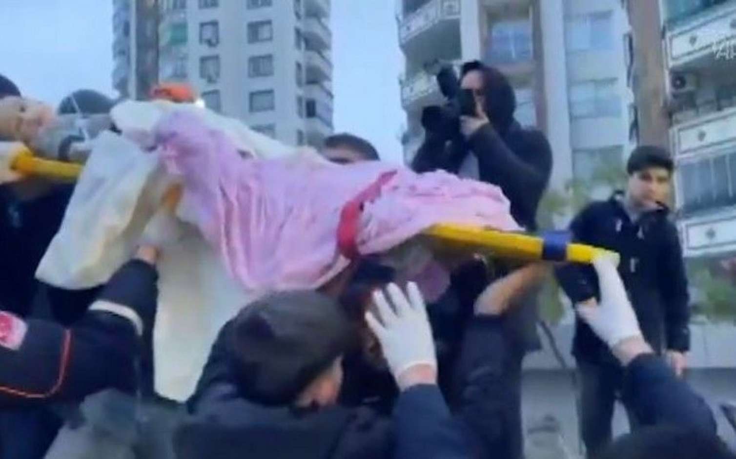  7 yaşlı uşaq dağıntılar altından belə çıxarıldı - VİDEO 