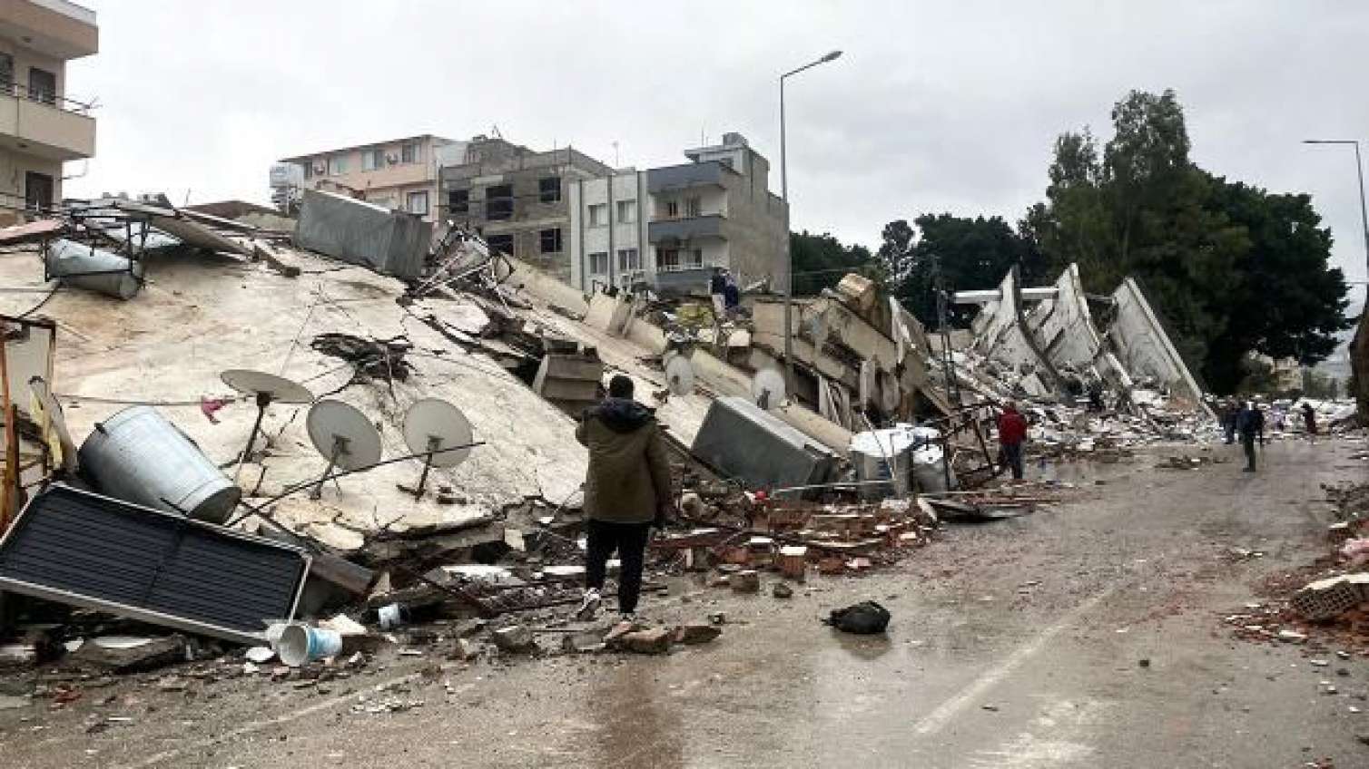 Zəlzələ həbsxanada qiyama səbəb oldu: 20 məhbus qaçdı 