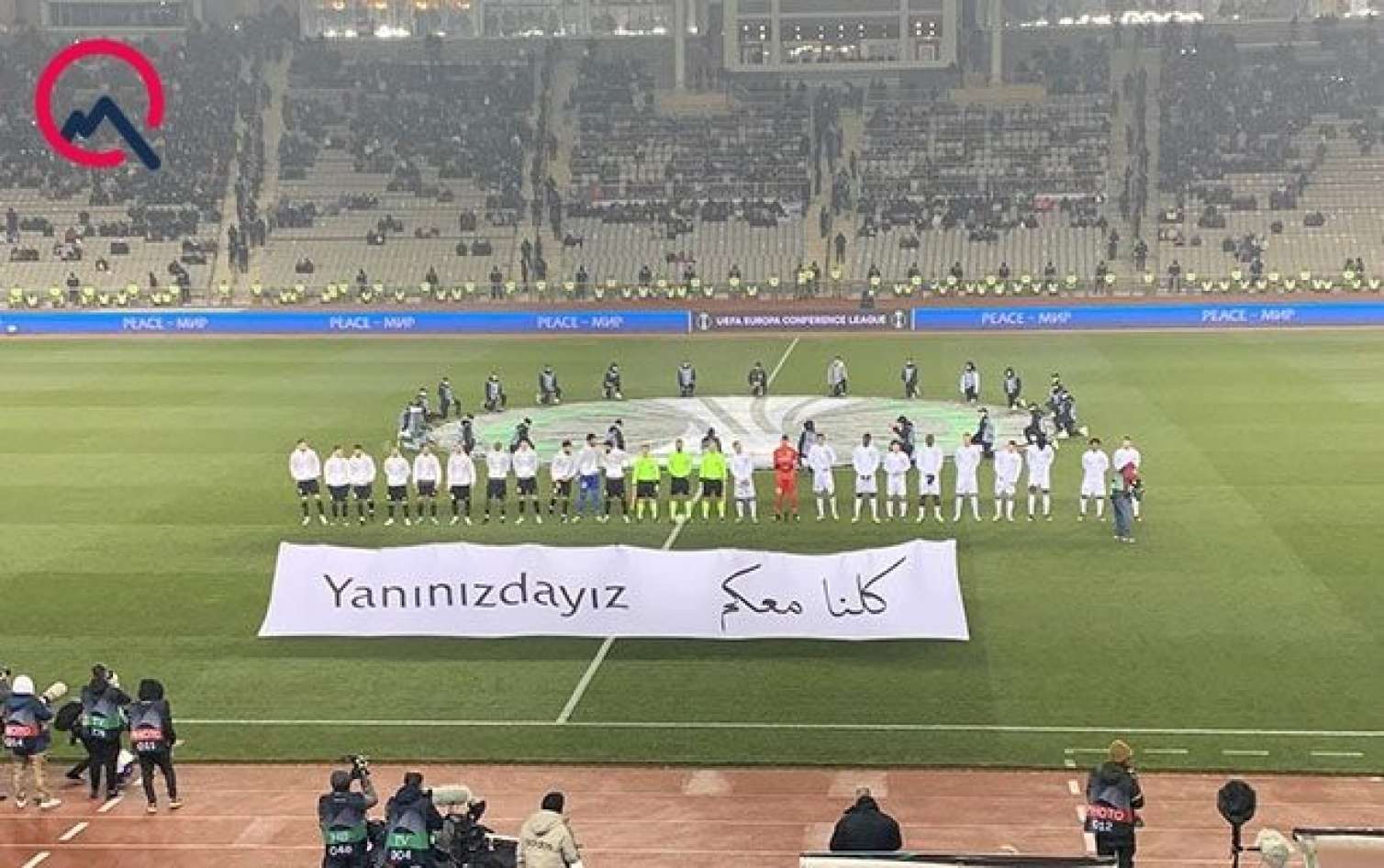 Futbolçular meydana "yanınızdayız" pankartı ilə çıxdı -  FOTO