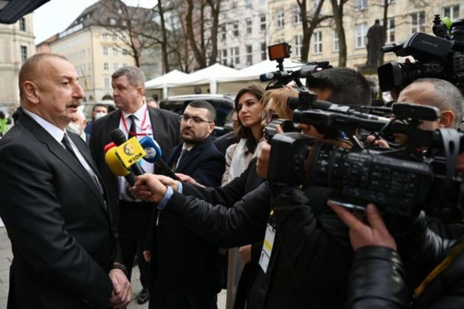 Prezident Münxendə televiziya kanallarına müsahibə verib - VİDEO -  YENİLƏNİB 