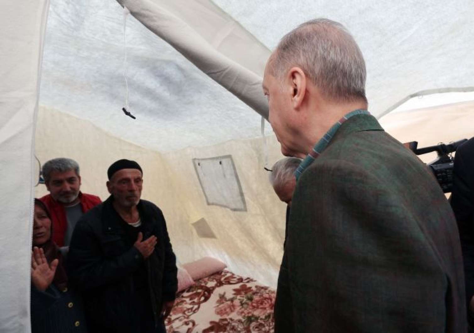 Ərdoğan zəlzələdən zərərçəkənlərlə görüşdü -  FOTO - VİDEO