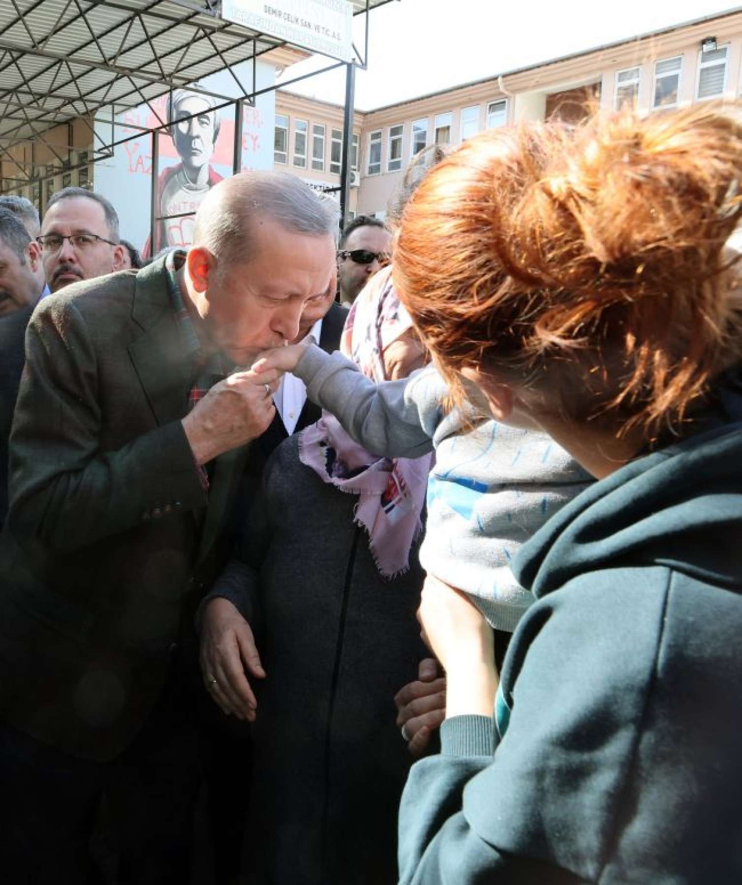 Ərdoğan zəlzələdən zərərçəkənlərlə görüşdü -  FOTO - VİDEO
