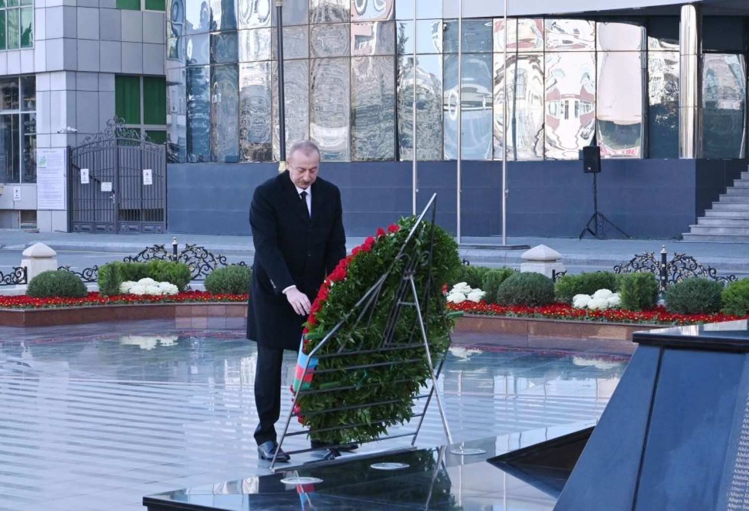 İlham Əliyev “Ana harayı” abidəsini ziyarət etdi -  FOTO