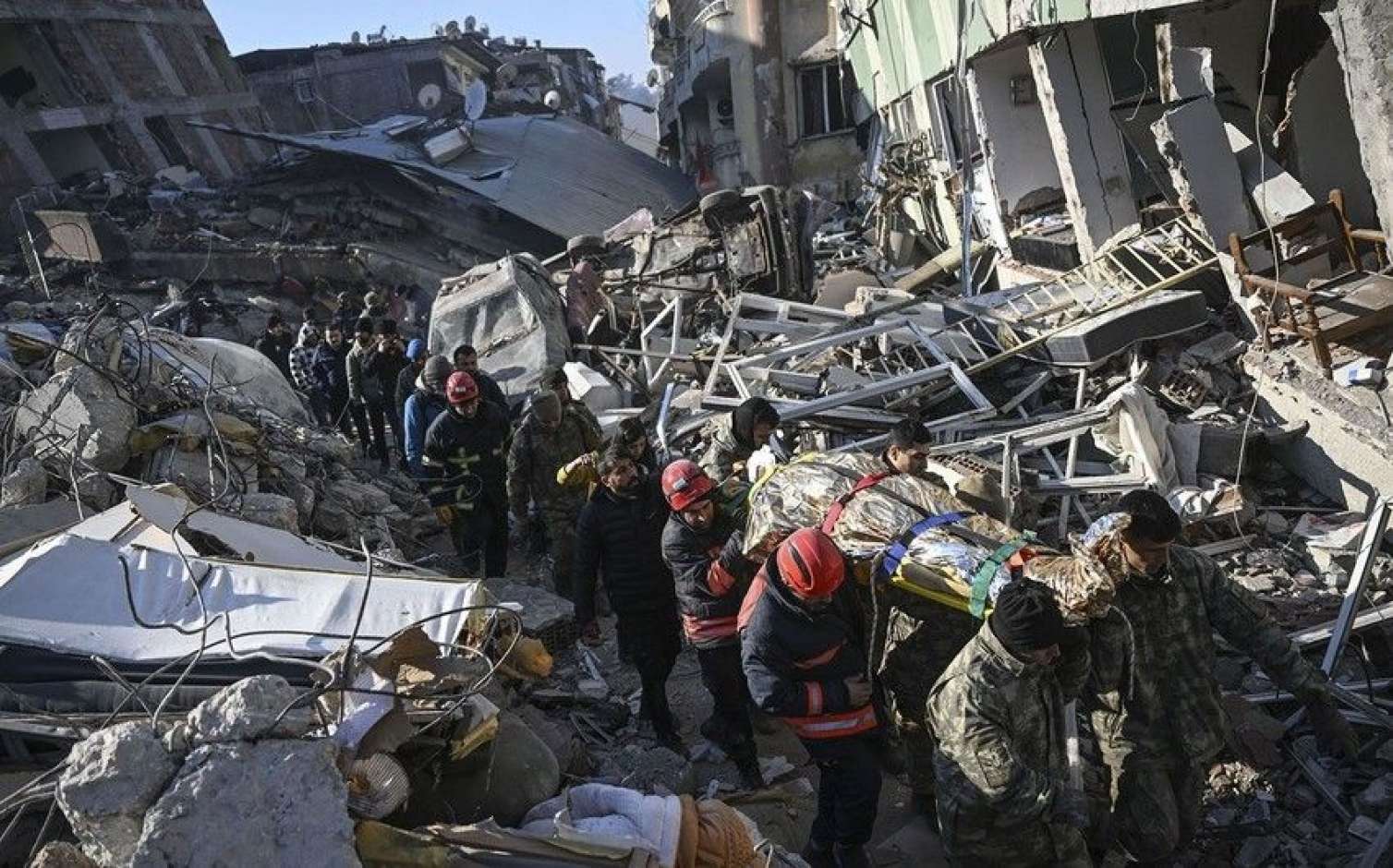 Türkiyədə beşmərtəbəli bina çökdü -  FOTO