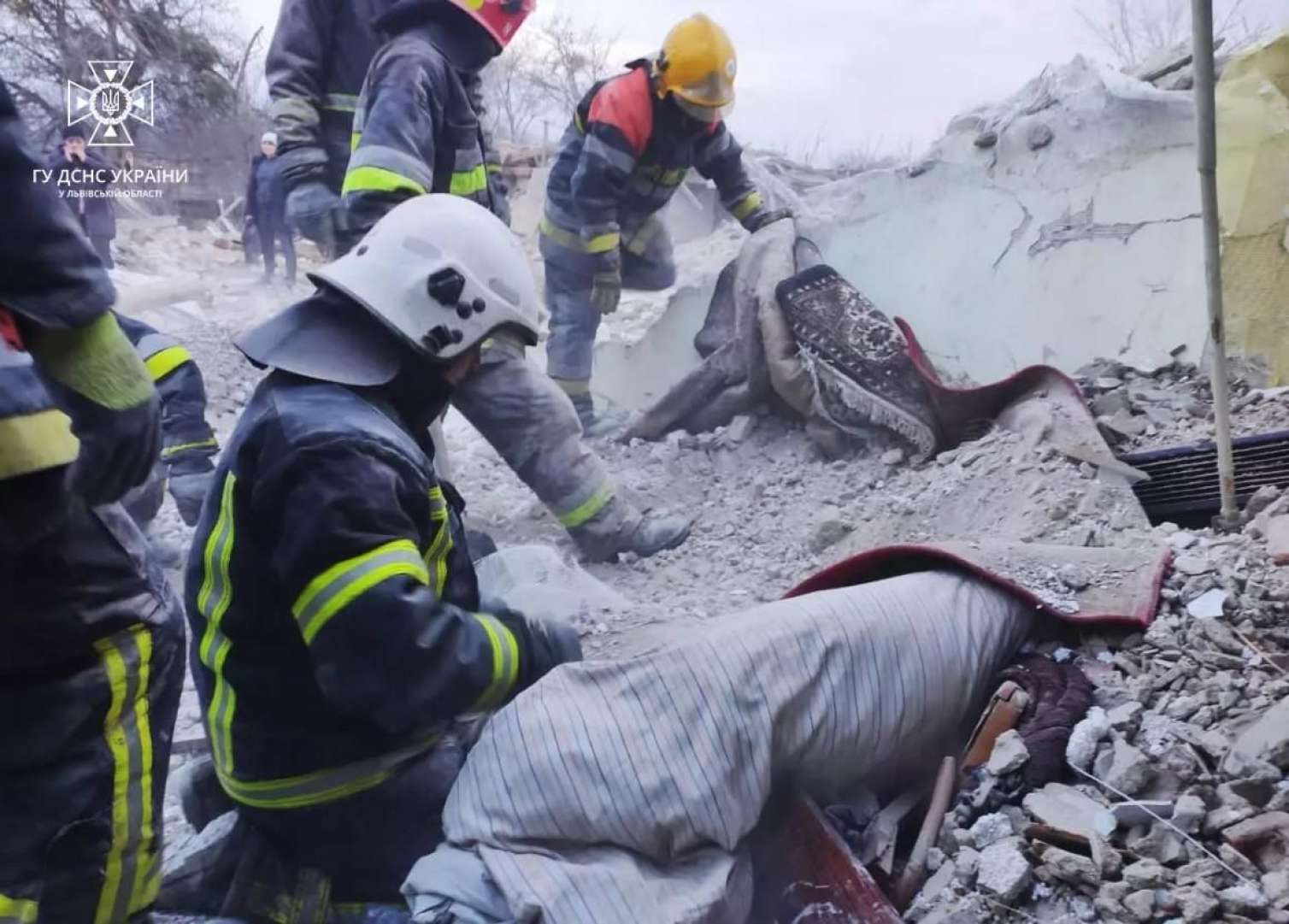 Lvova raket hücumu: yaşayış evləri vuruldu, ölənlər var - FOTO 