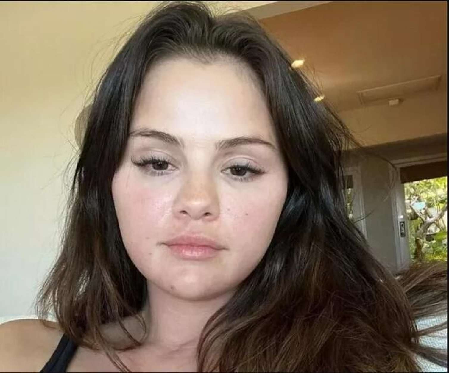 Selena Qomez makiyajsız fotosunu paylaşdı 