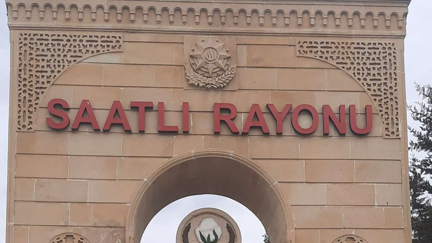 "Torpaq sənindirsə, 18 il niyə susmusan?" - Qazi ailəsinin pay torpağını ələ keçirdiyi deyilən məmur danışdı 