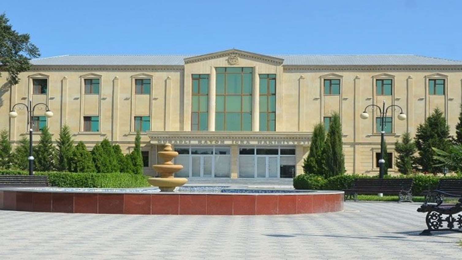 Vəzifəli şəxs İcra Hakimiyyətinin qarşısında bıçaqlandı 