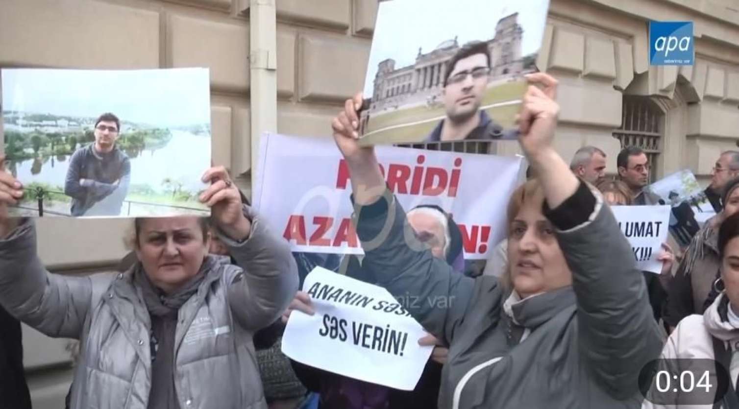 Fərid Səfərlinin yaxınları İran səfirliyi önündə etiraz aksiyası keçirib -  VİDEO