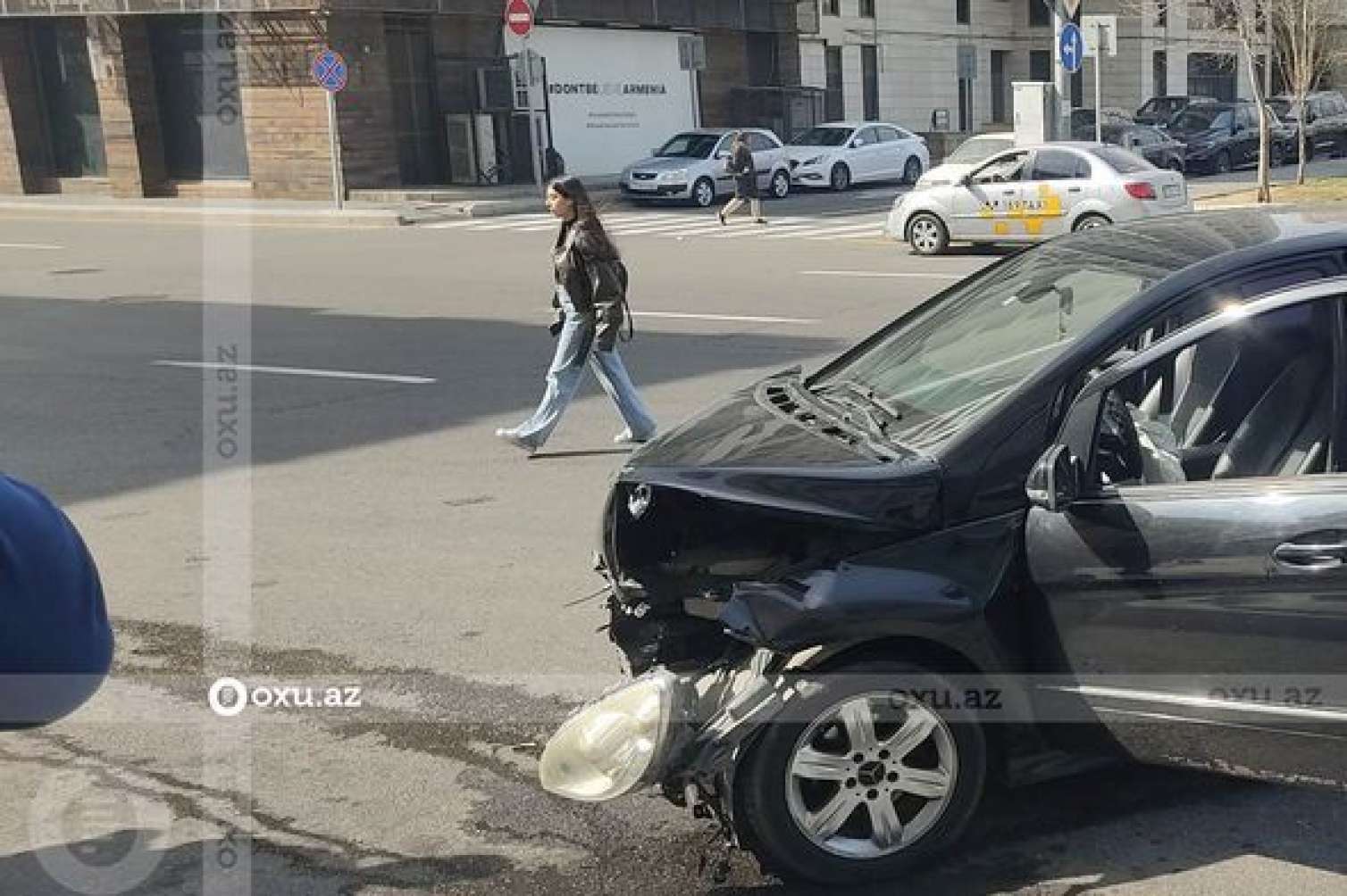 Bakıda “Mercedes” ticarət mərkəzinə girdi -  FOTO