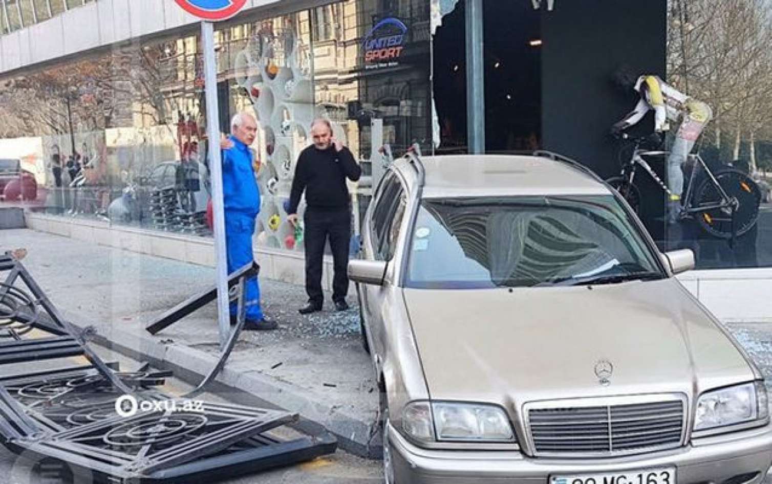 Bakıda “Mercedes” ticarət mərkəzinə girdi -  FOTO