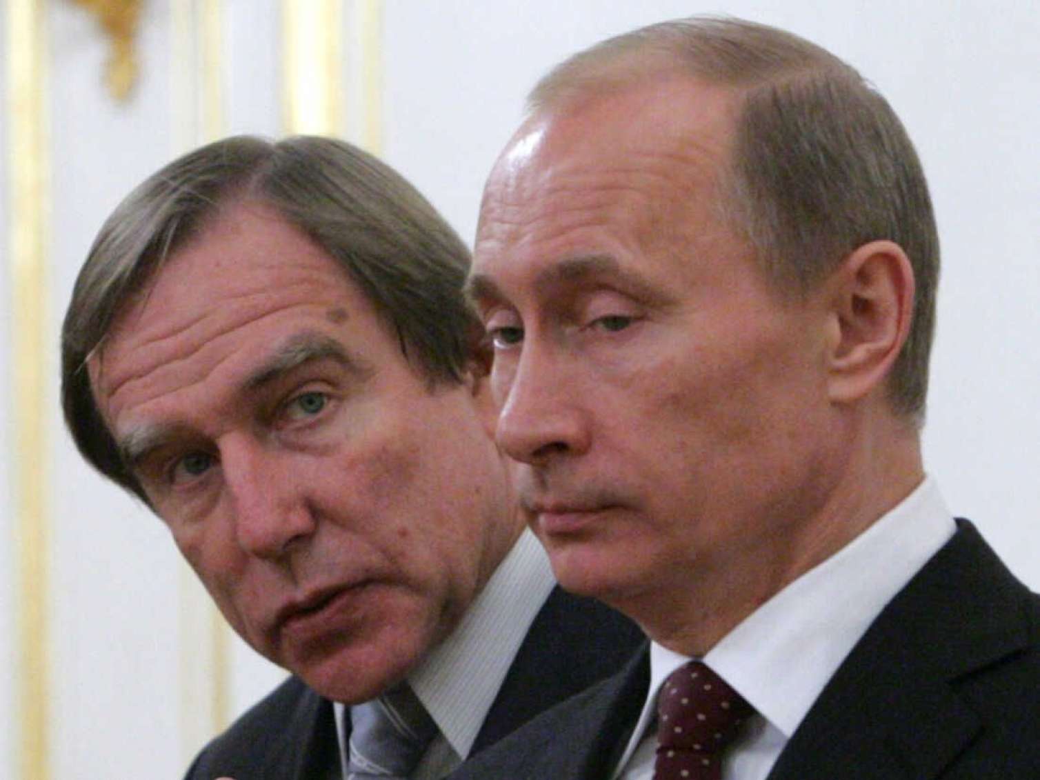 Putinin dostuna kömək edən 4 bank işçisi cəzalandırıldı 
