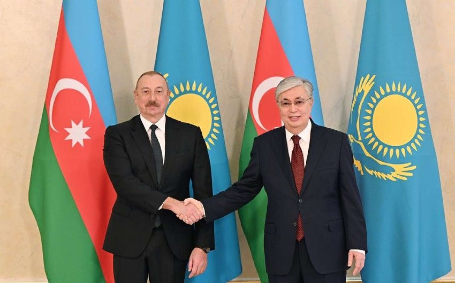 İlham Əliyev Tokayevi təbrik etdi 
