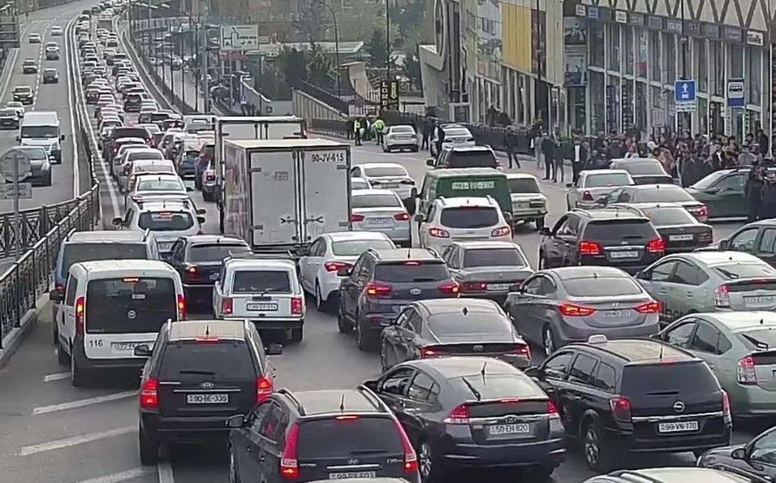 Avtomobil cəhənnəminə çevrilən Bakı: Addım ata bilmirik... -  VİDEO
