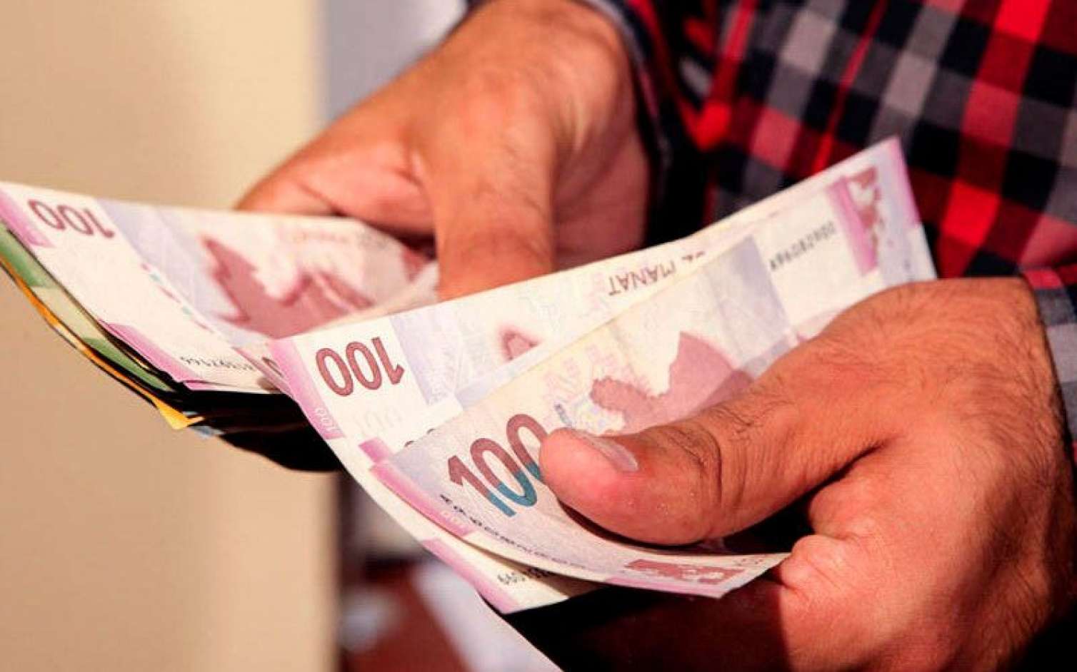 "Maaş, pensiya və minimum əmək haqqı artırıla bilər" - İqtisadçı 