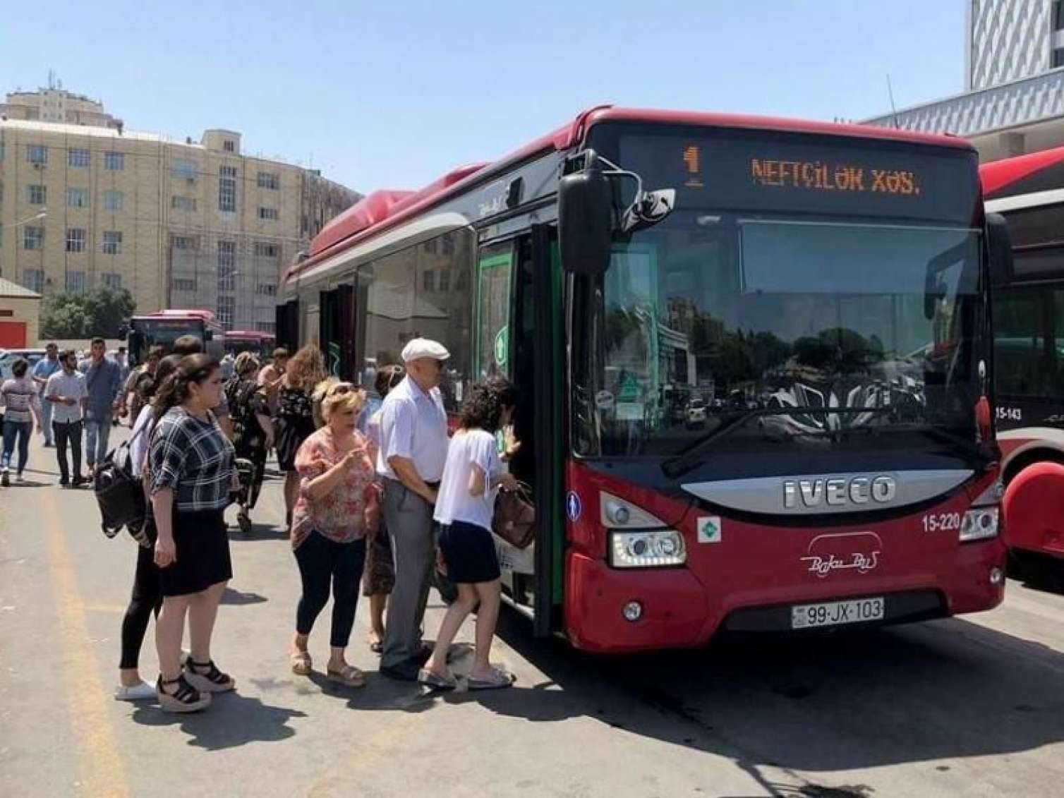 Bakıda 2 avtobus toqquşdu - Xəsarət alanlar var 