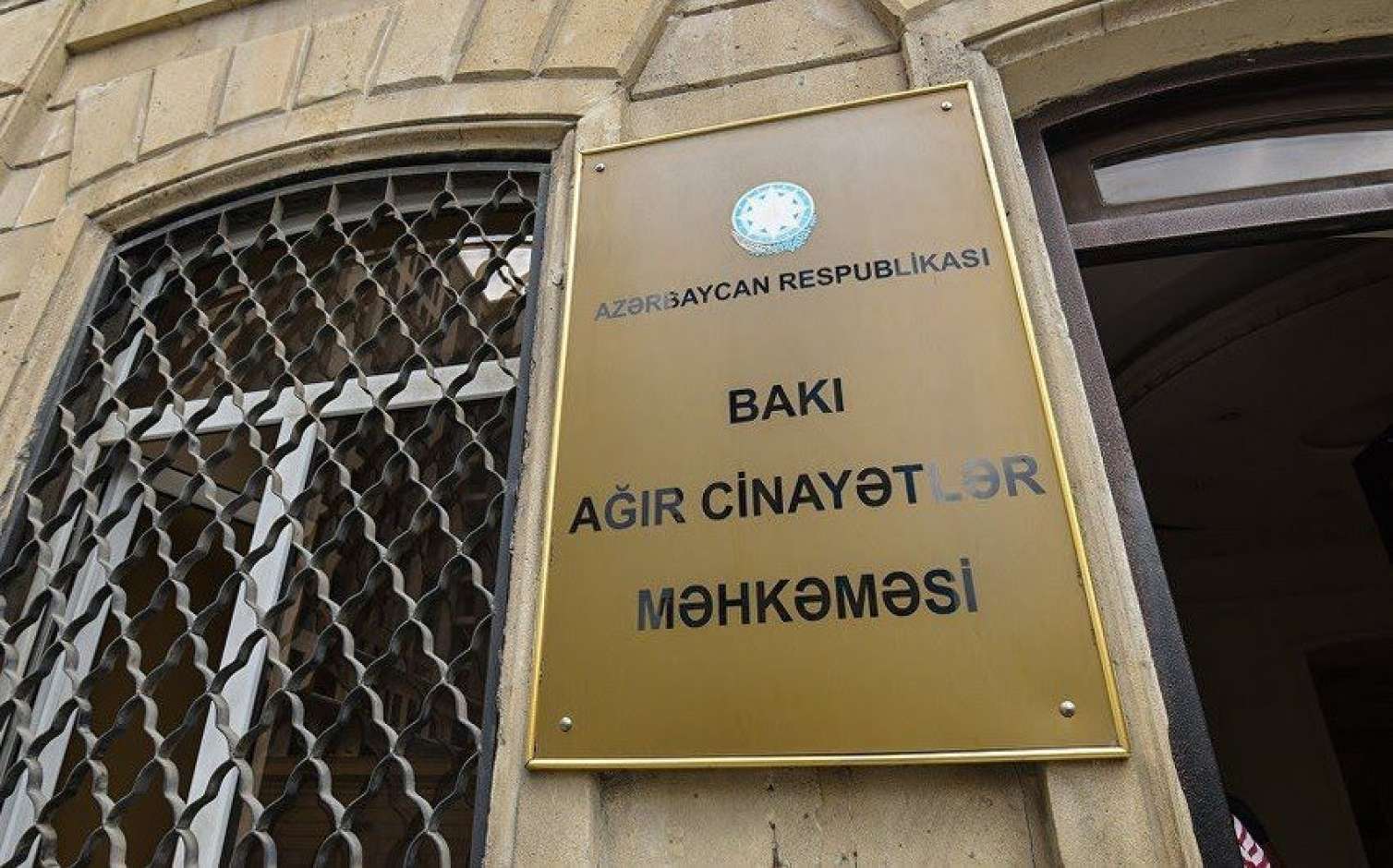 Dövlətə xəyanətdə təqsirləndirilən qadın hakim qarşısında  
