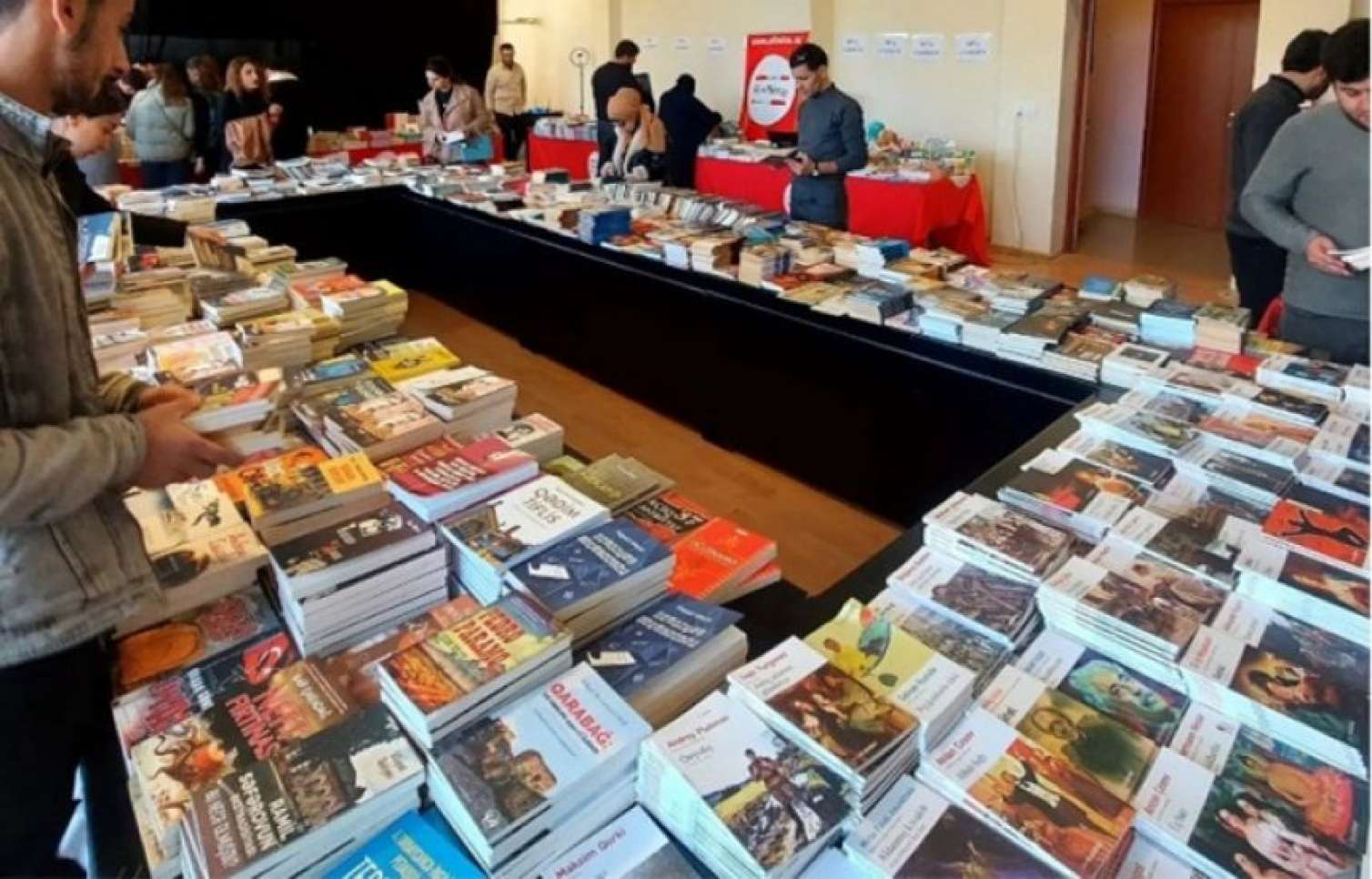 "Qanun"dan yeni sərgi: “Dərsə kitabla gedin” 