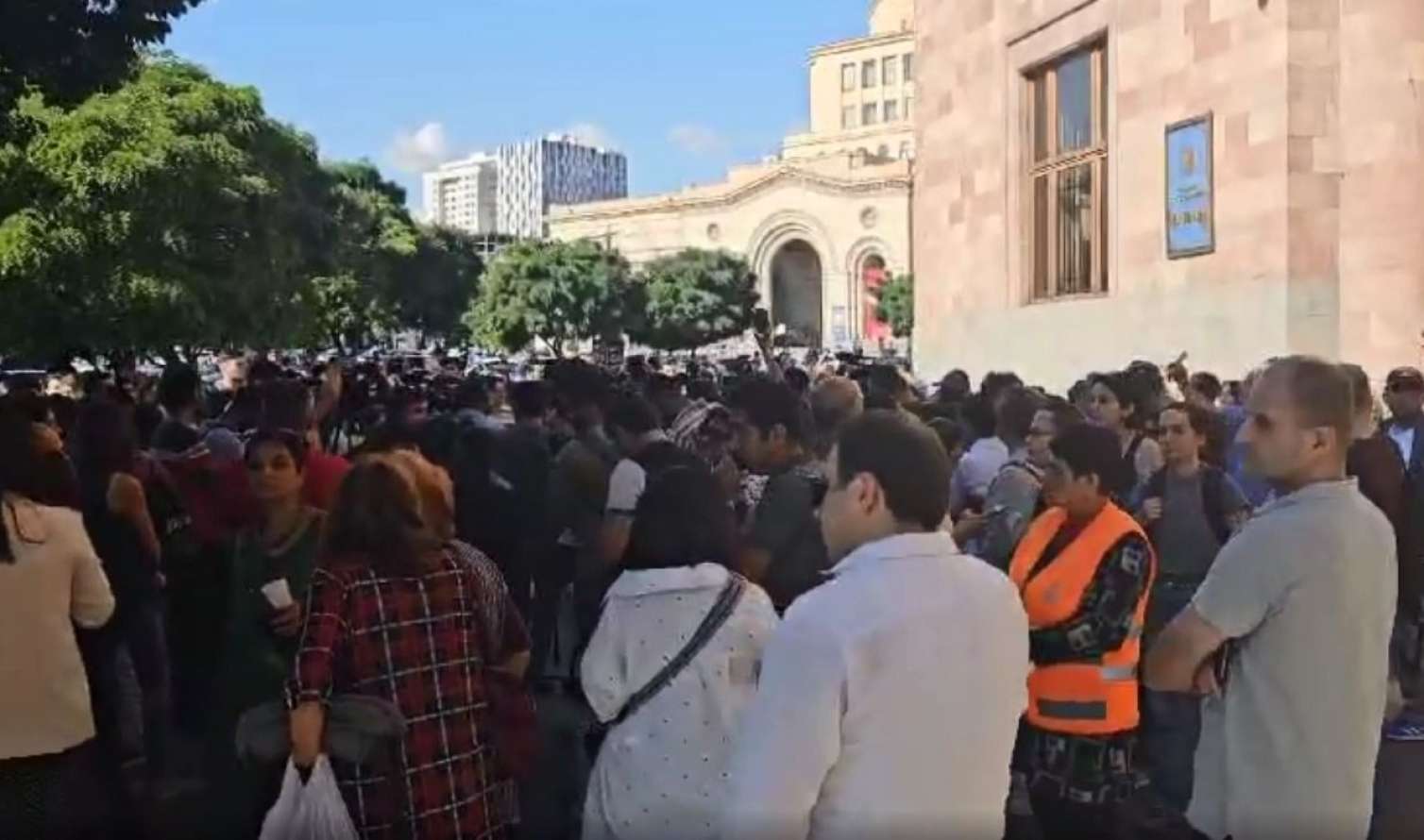 Ermənistanda etiraz aksiyaları başladı -  VİDEO