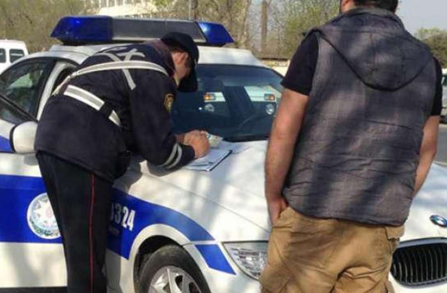 Arxa şüşəyə vurulmuş pərdələrə cərimə yazdı - Yol polisi qanunu necə pozdu? 