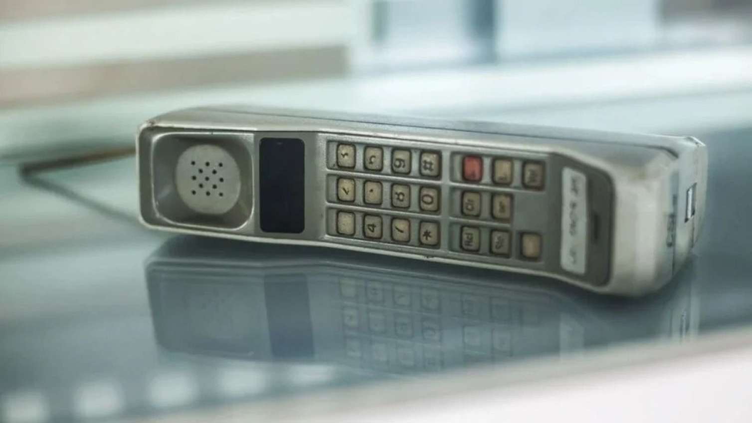 Dünyada satılan ilk mobil telefon: Motorola DynaTAC 8000X 